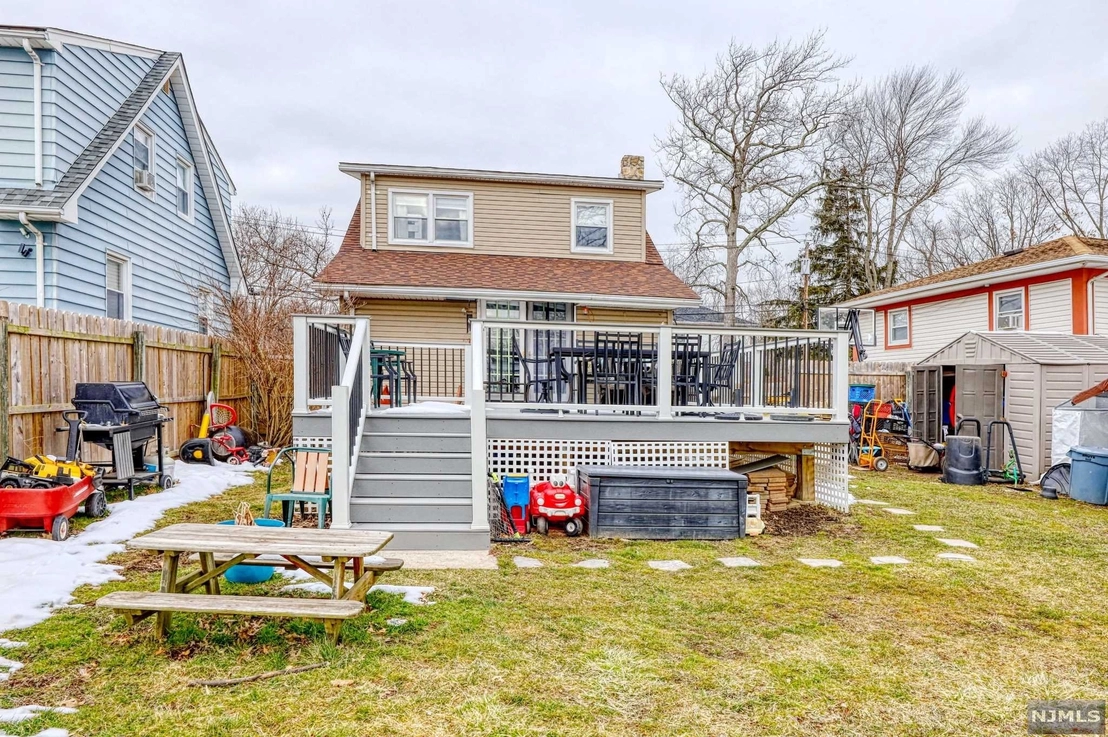 Outdoor at 87 East Woodcliff Avenue