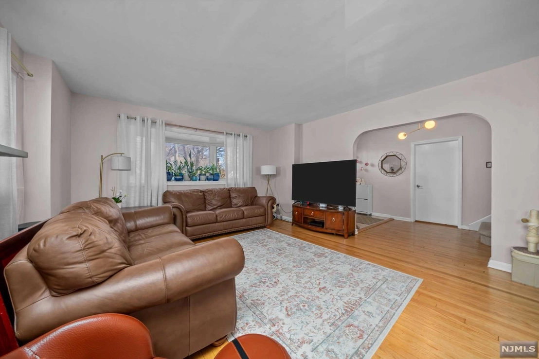 Livingroom at 595 Knickerbocker Road