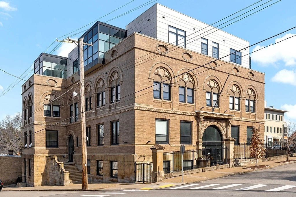 Photo of Unit 402 at 5267 Holmes St