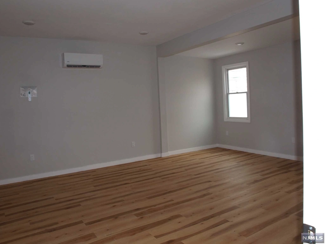 Empty Room at 38 Taylor Street