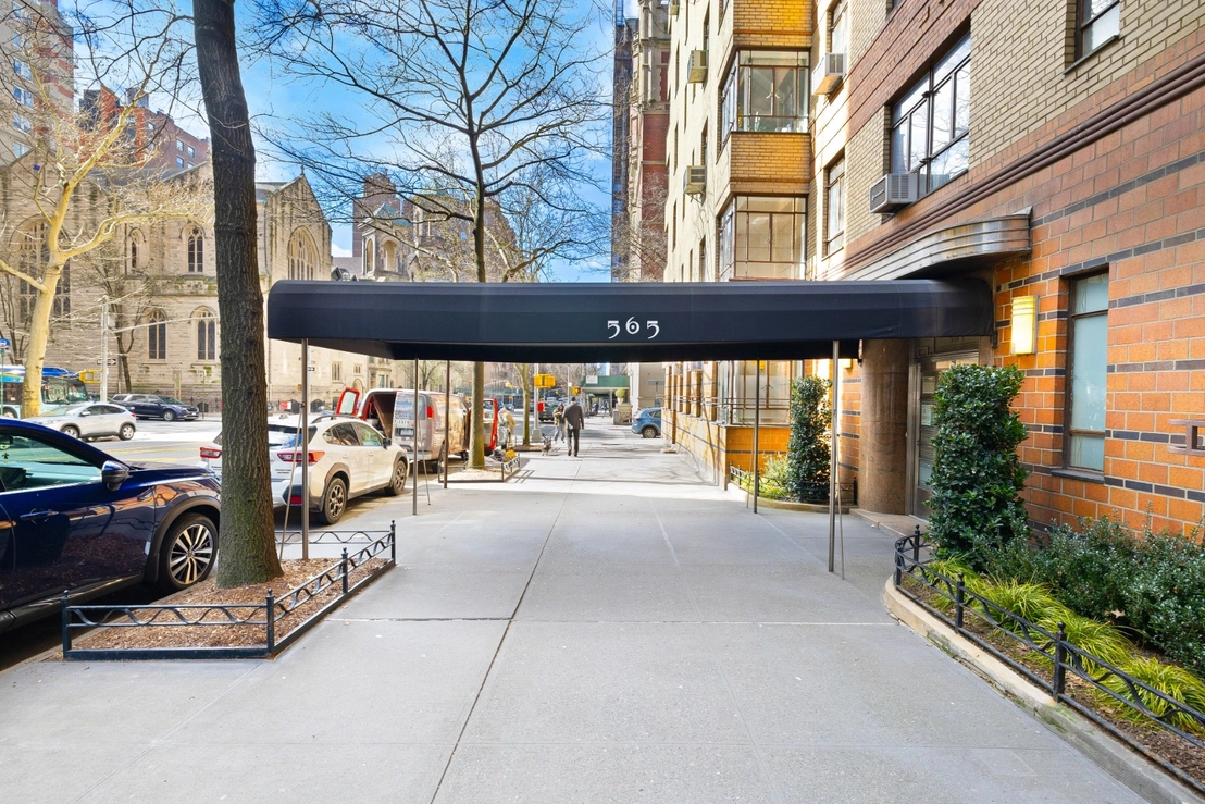 Outdoor at Unit 4F at 565 W End Avenue
