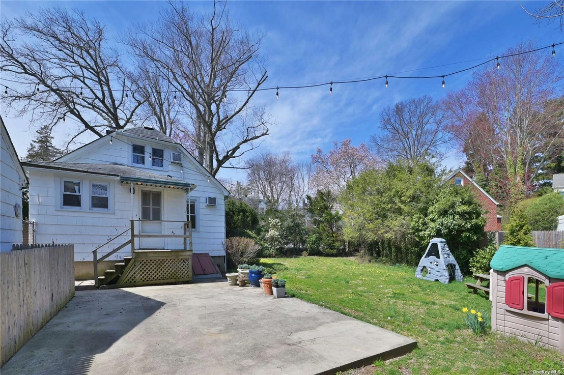 Outdoor, Streetview at 46 Glen Cove Drive