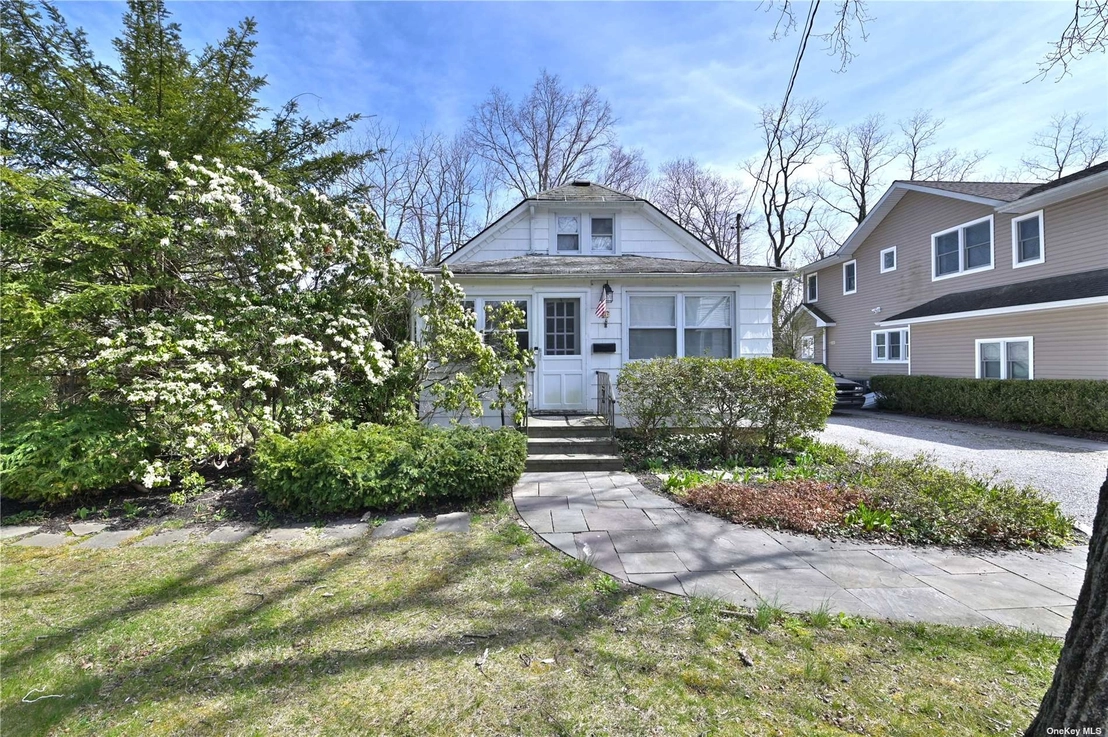 Outdoor, Streetview at 46 Glen Cove Drive