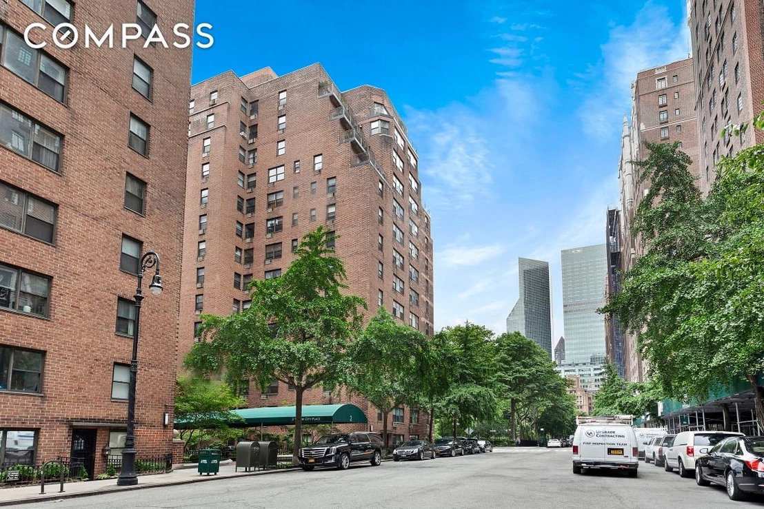 Outdoor, Streetview at Unit 7FS at 2 Tudor City Place