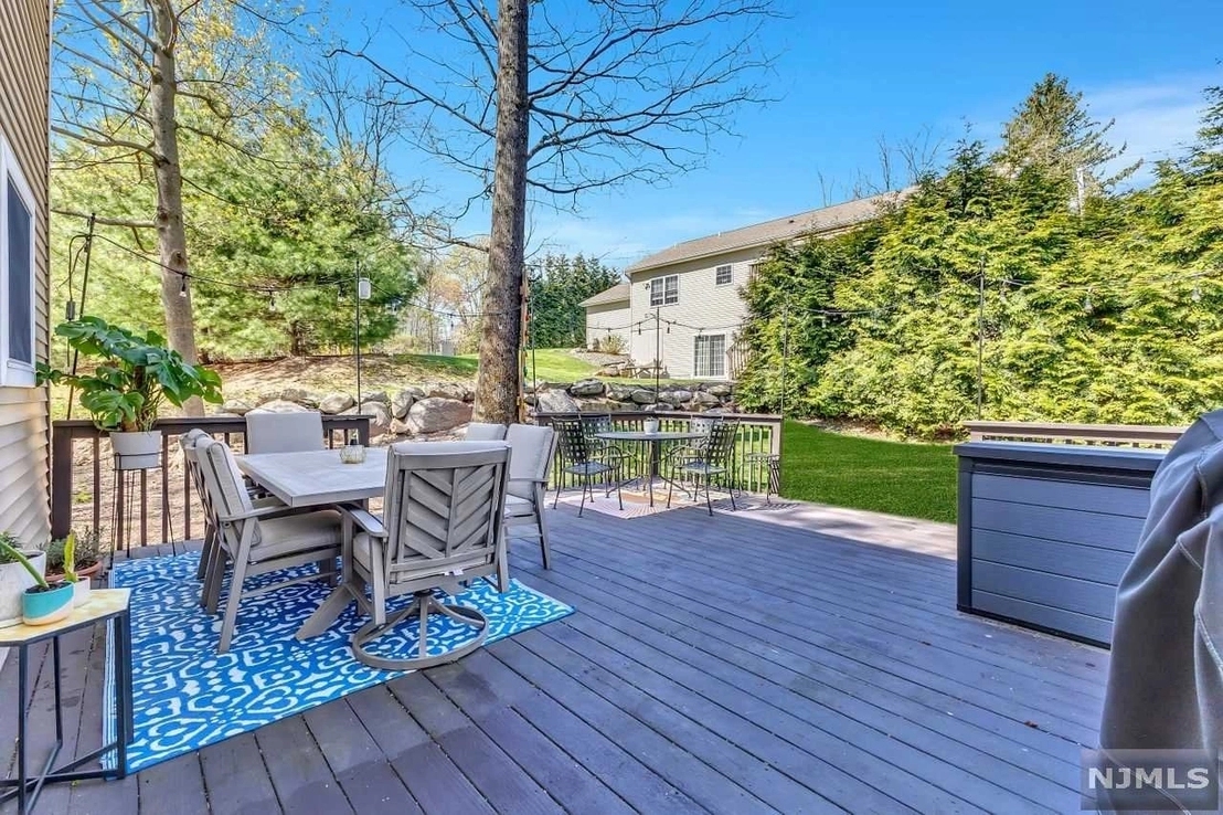 Outdoor, Terrace at 43 Lakeview Drive