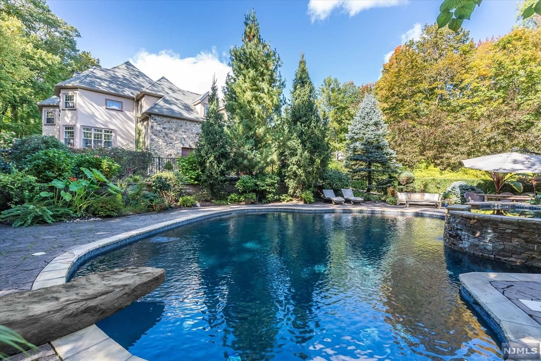 Outdoor, Pool at 272 Valley Way