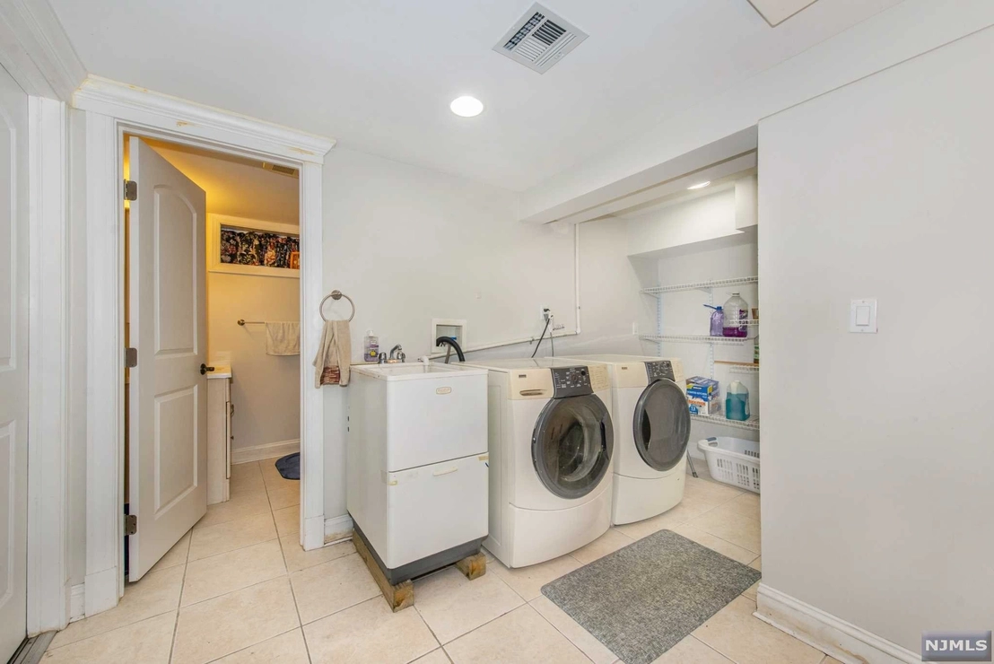 Laundry at 12-31 Roosevelt Place