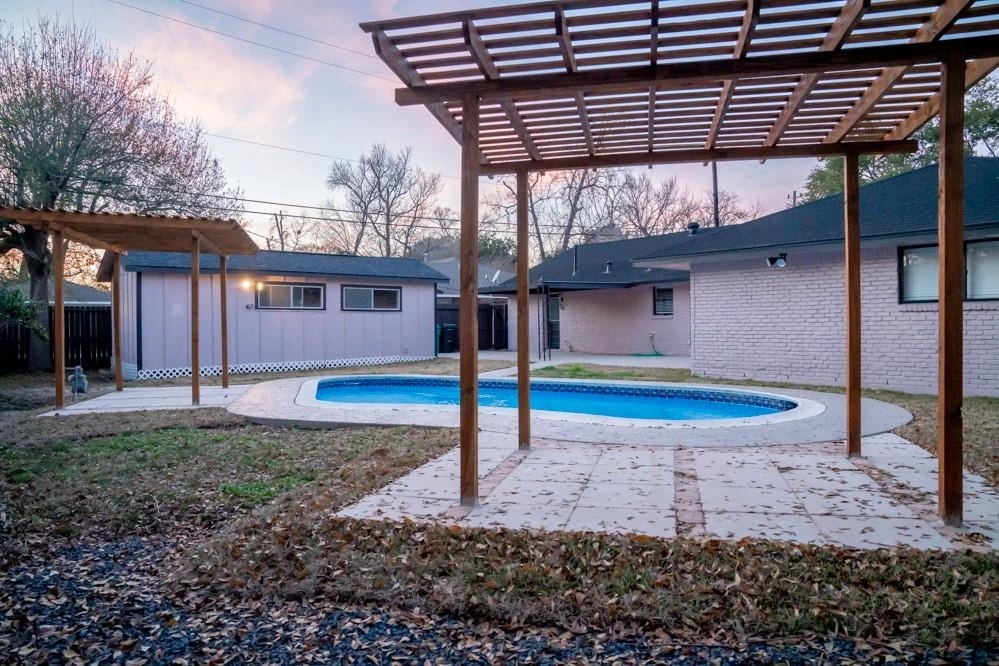Outdoor, Pool at 8931 Pitner Rd