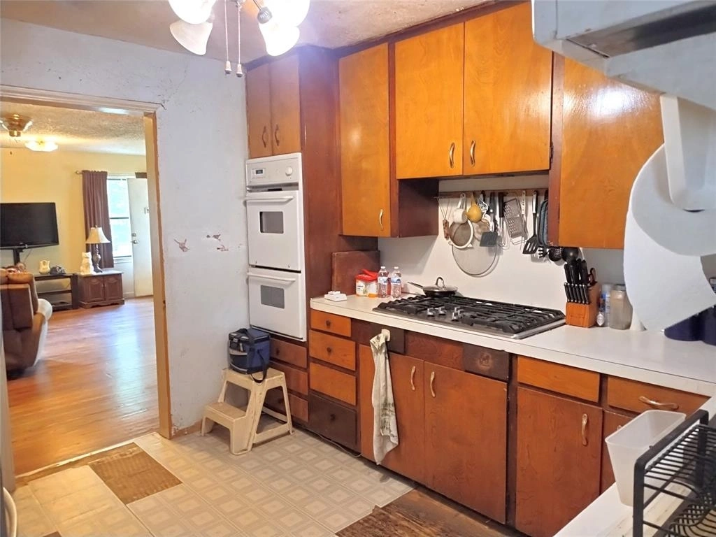 Kitchen at 911 16th Avenue N