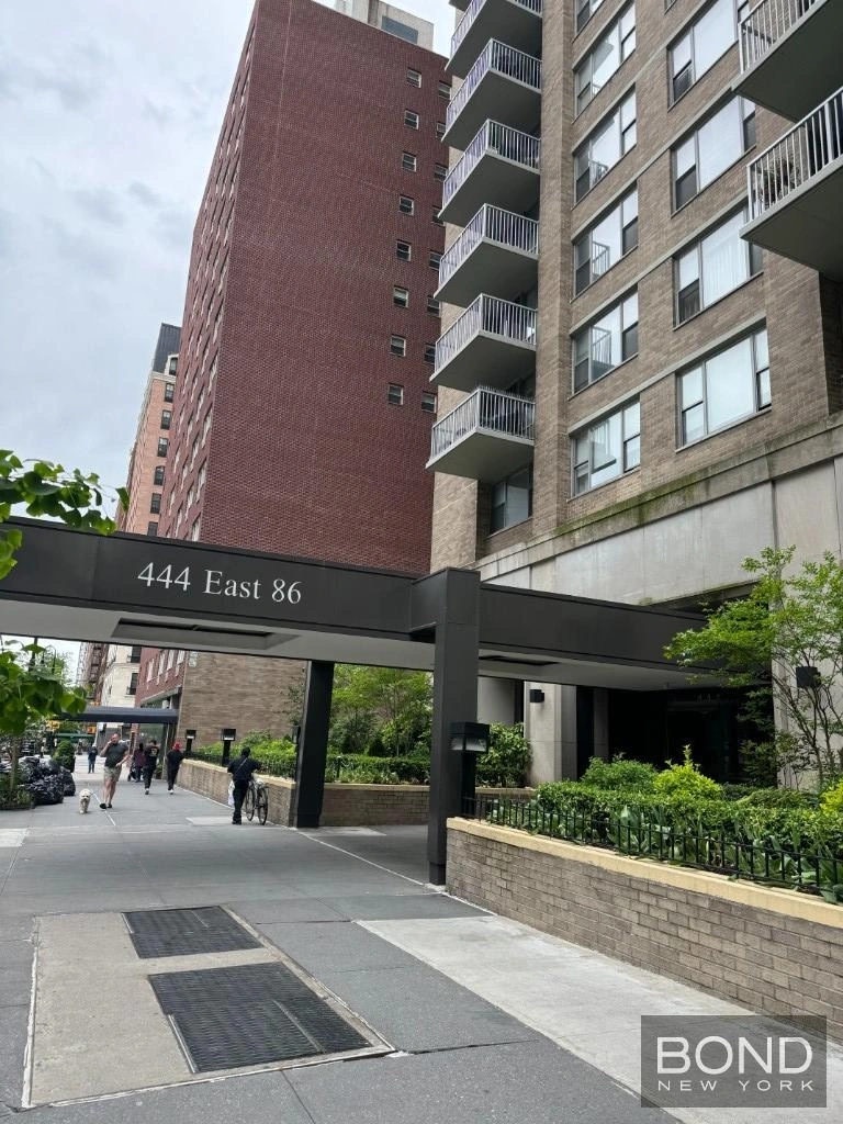 Photo of Unit 27J at 444 E 86th Street
