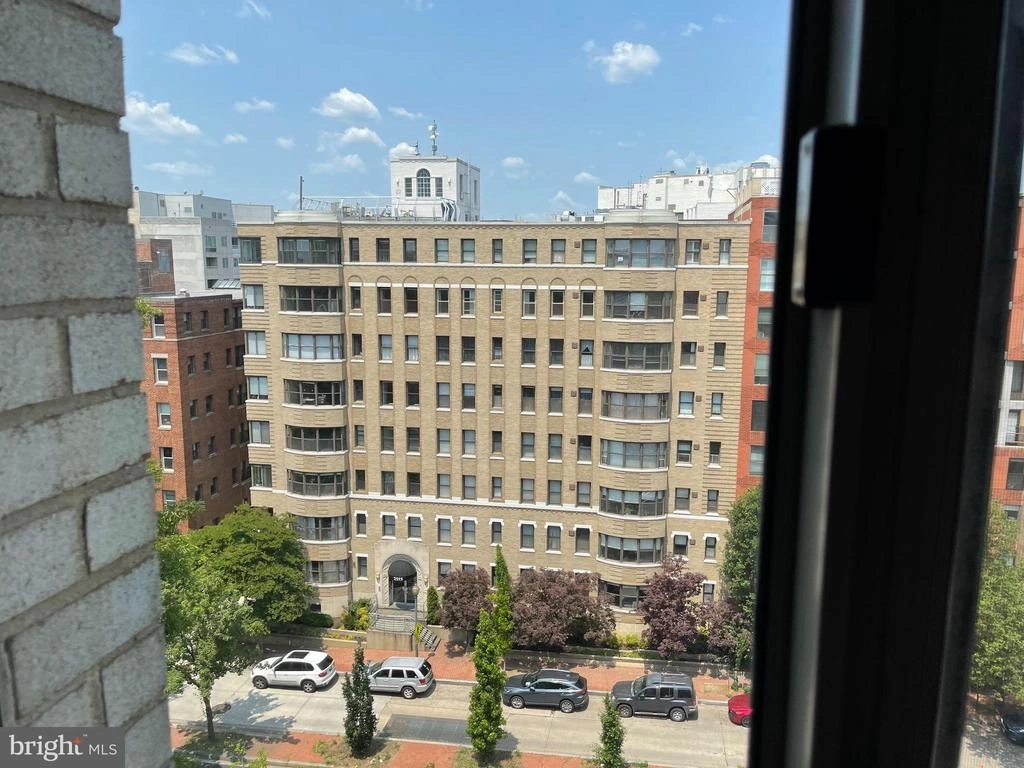 Photo of Unit 906N at 950 25TH ST NW