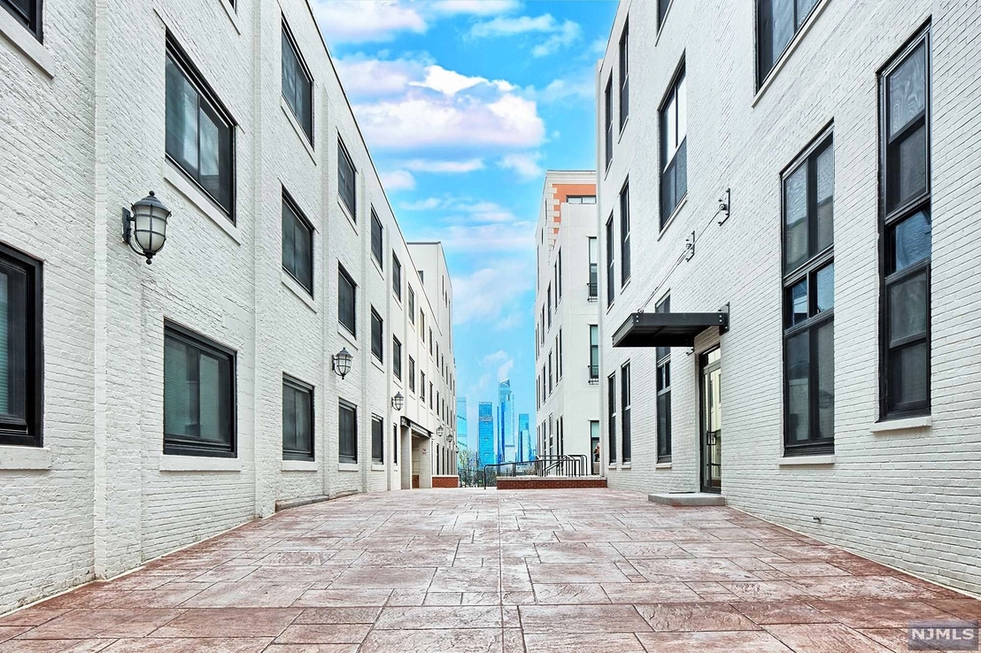 Outdoor, Streetview at Unit 318 at 518 Gregory Avenue