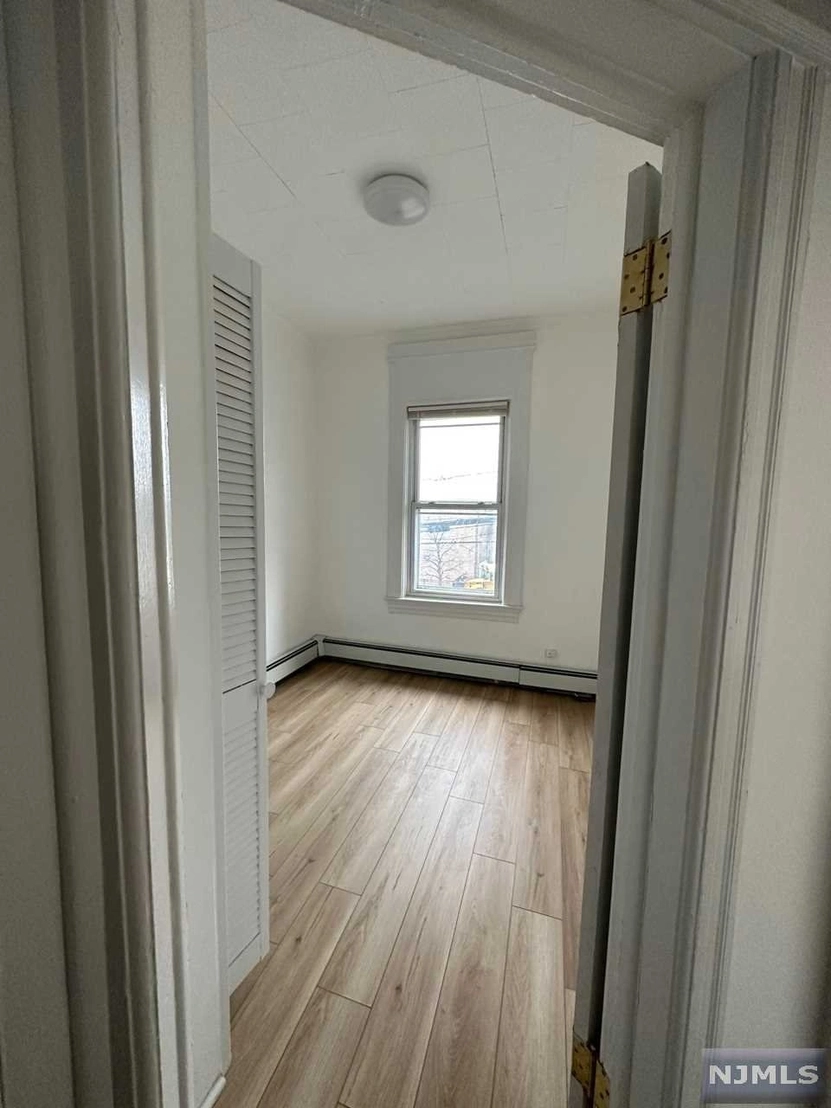 Empty Room at 5216 Park Avenue