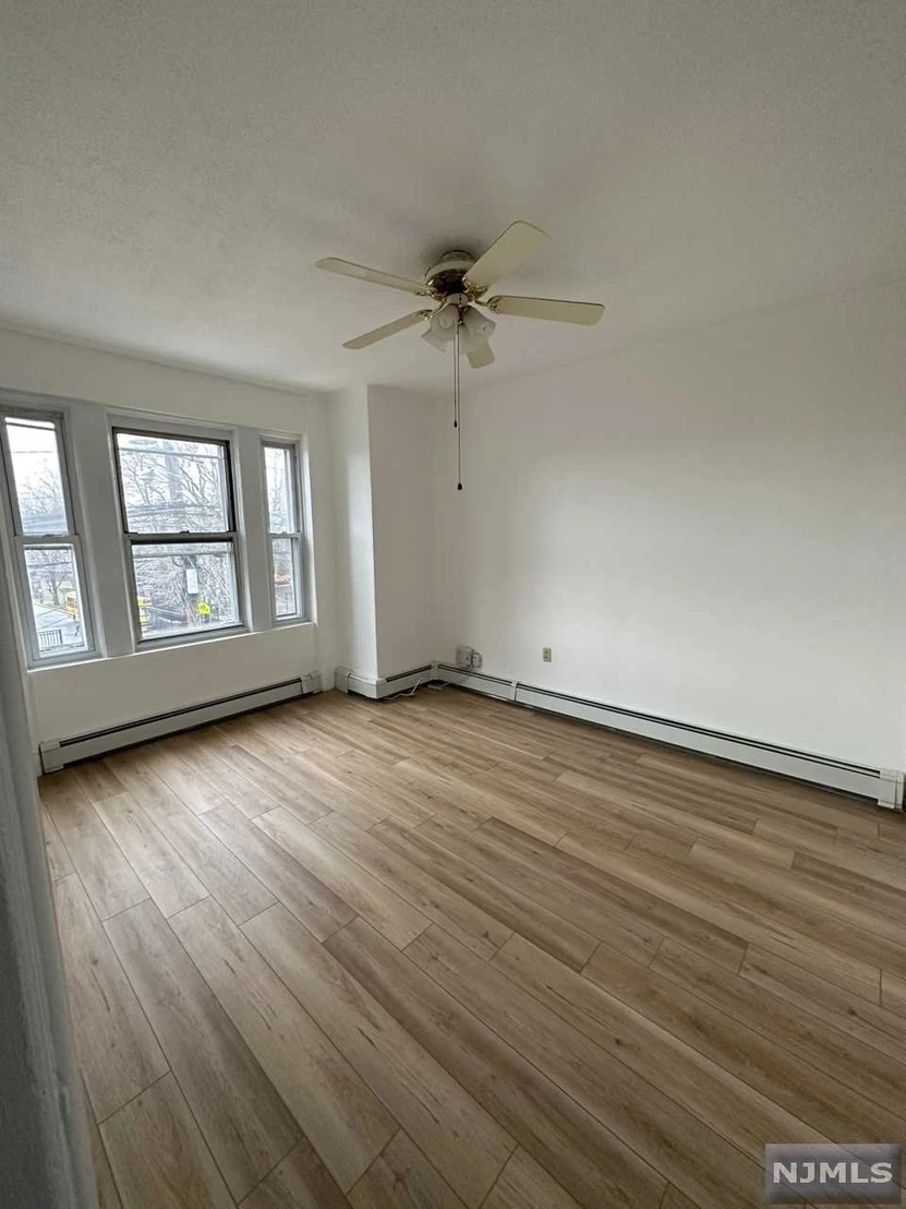 Empty Room at 5216 Park Avenue