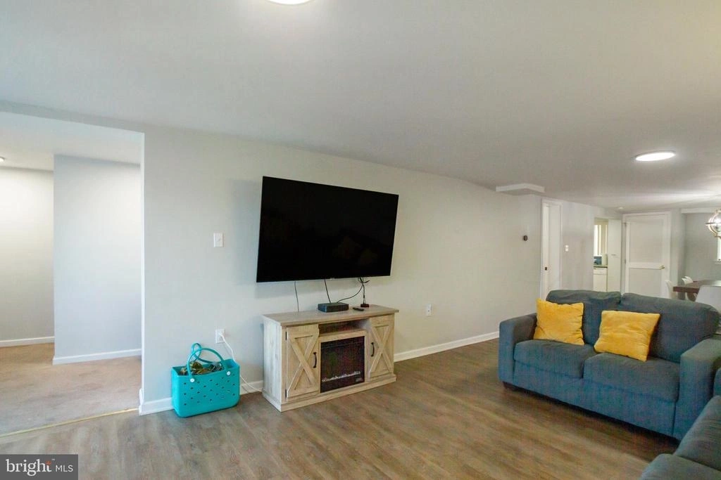 Photo of 213 E HAND AVE