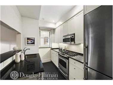 Kitchen at Unit 8H at 25 5th Ave