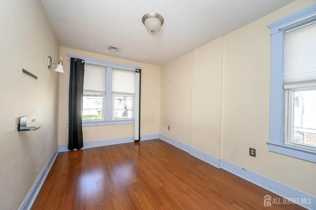 Photo of 123 Grove Avenue