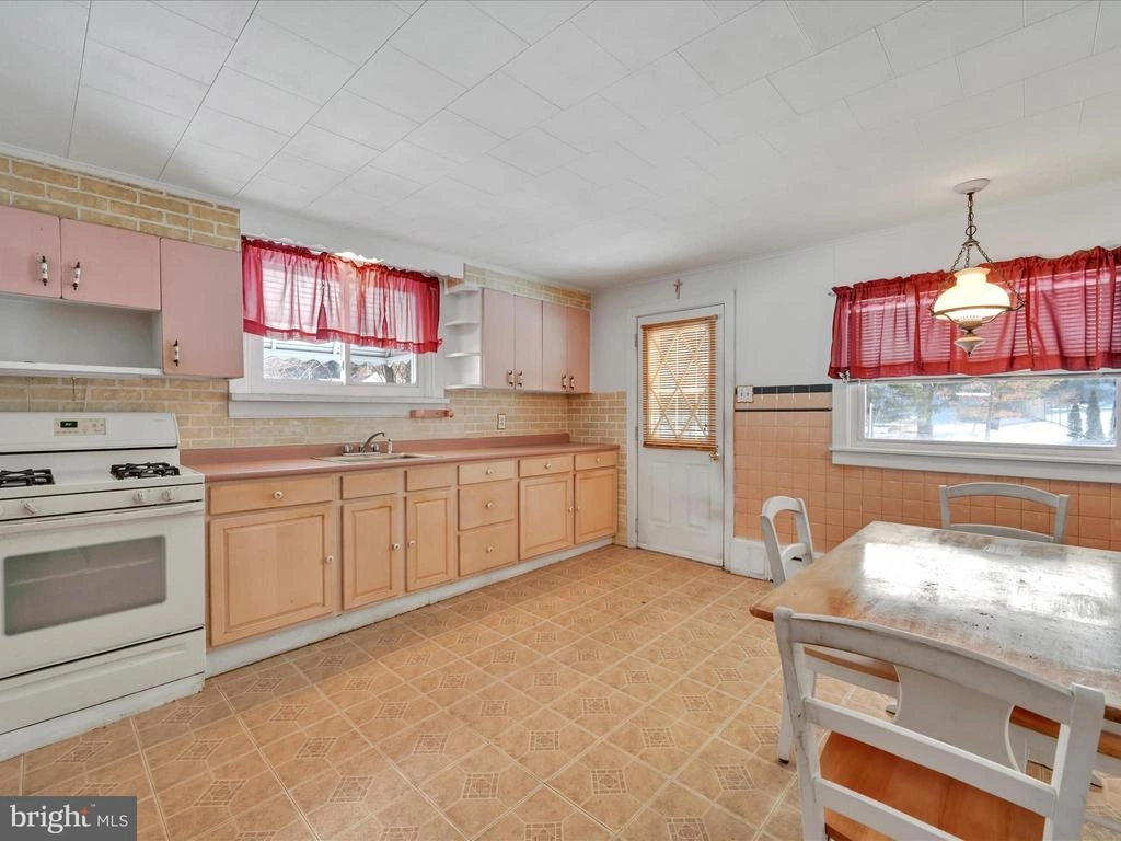 Photo of 583 W RAILROAD ST