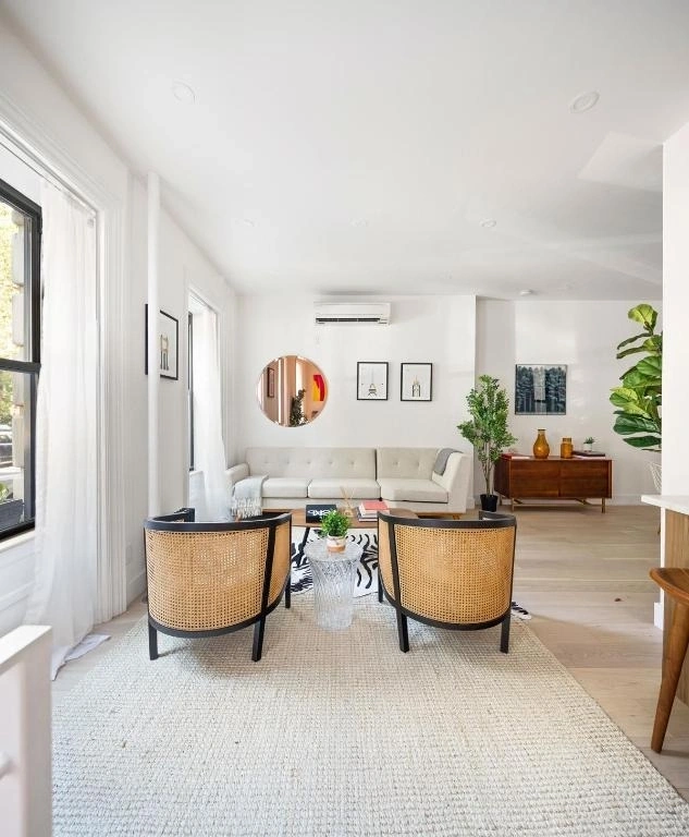 Photo of Unit 2 at 38 Stuyvesant Street