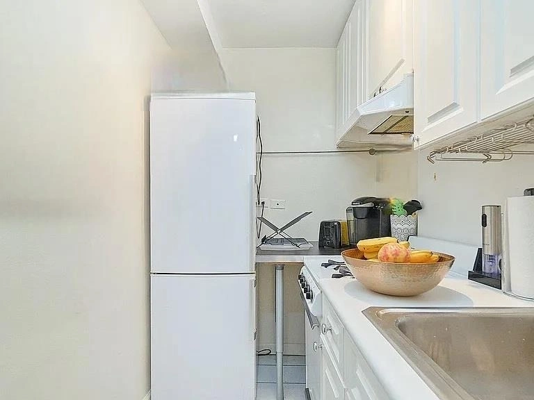 Photo of Unit 9J at 245 35 Street E