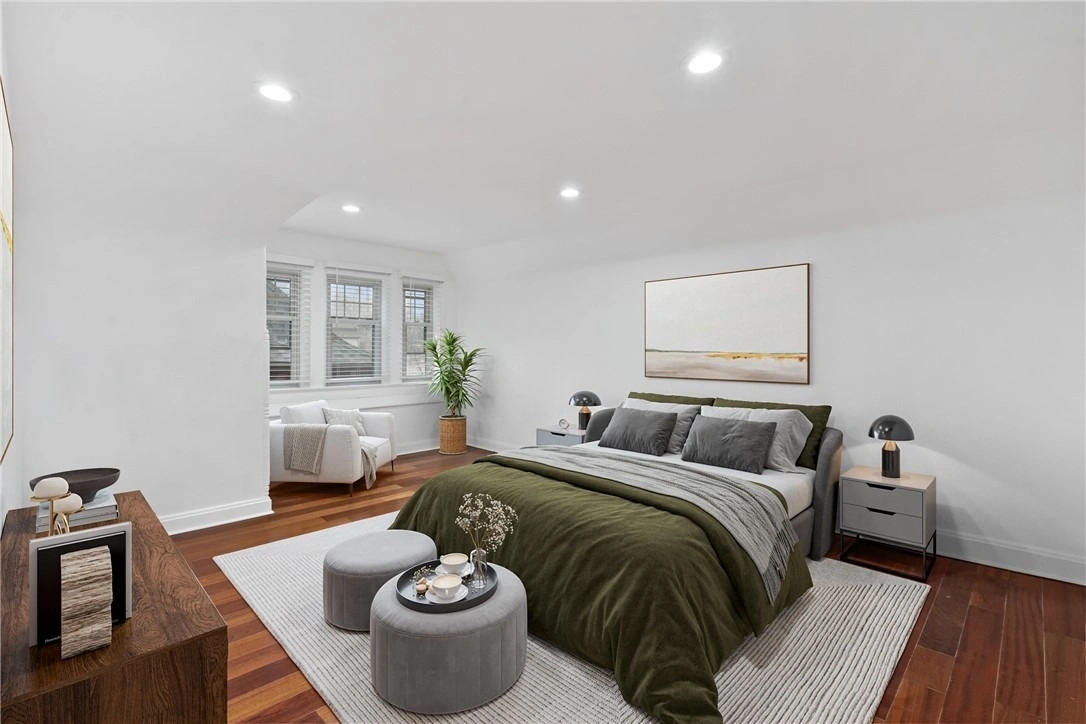 Photo of 107 W Hutchinson Ave