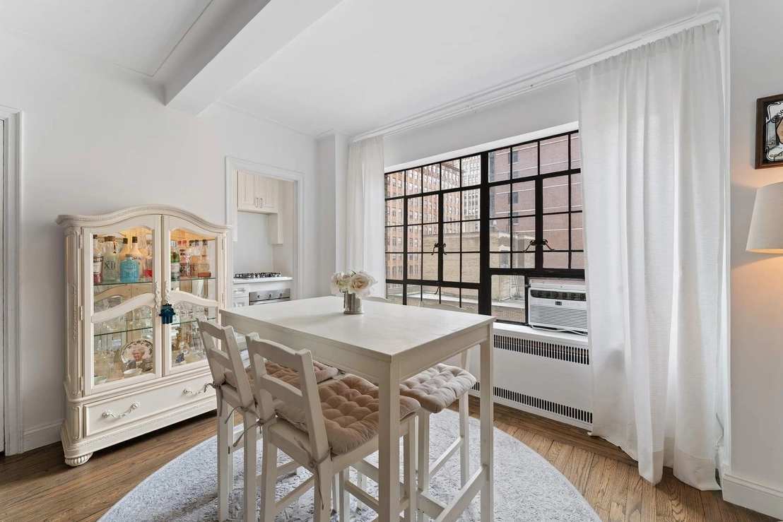 Photo of Unit 10R at 10 Park Avenue