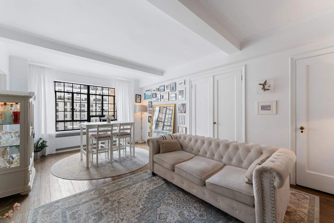 Photo of Unit 10R at 10 Park Avenue