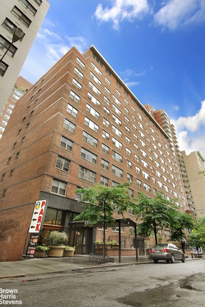Photo of Unit 924 at 10 W 15TH Street
