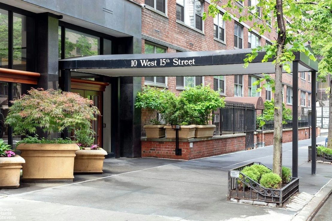 Photo of Unit 924 at 10 W 15TH Street