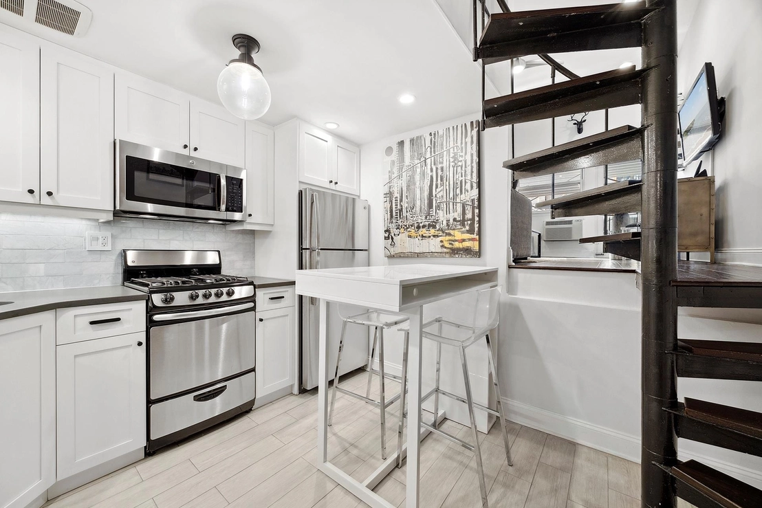 Photo of Unit LB at 211 THOMPSON Street