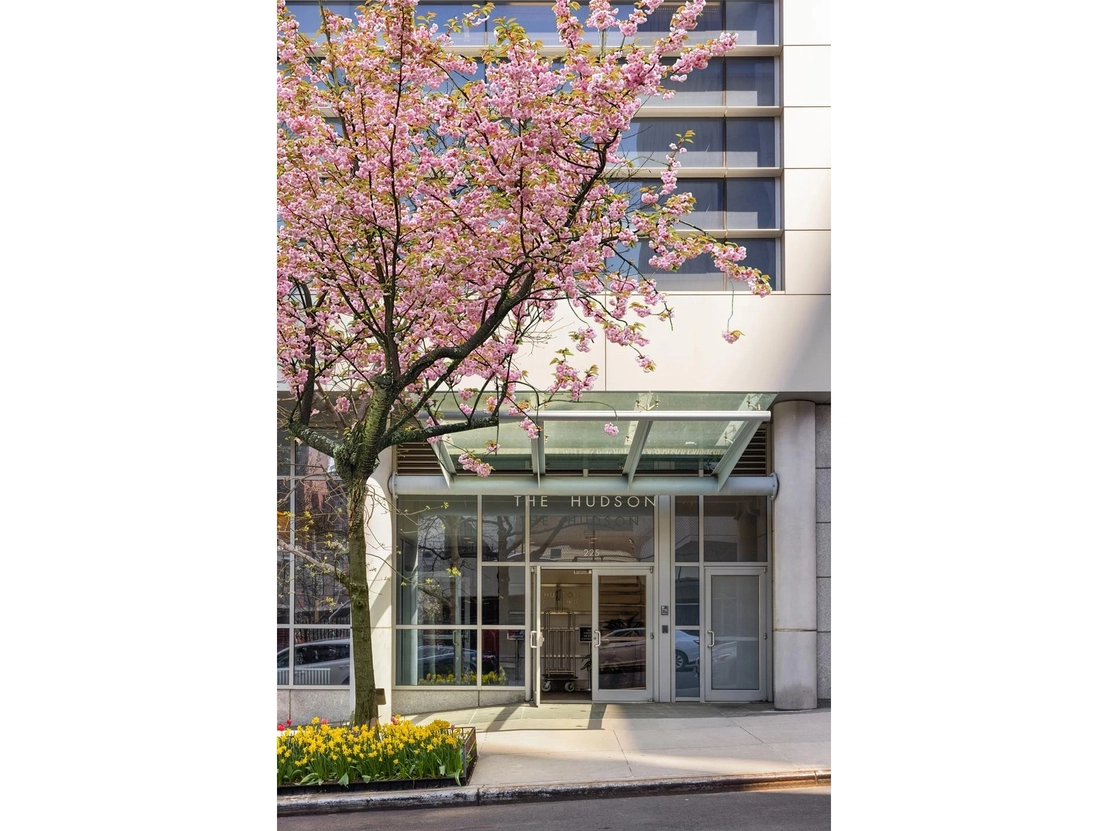 Photo of Unit 14F at 225 W 60TH Street