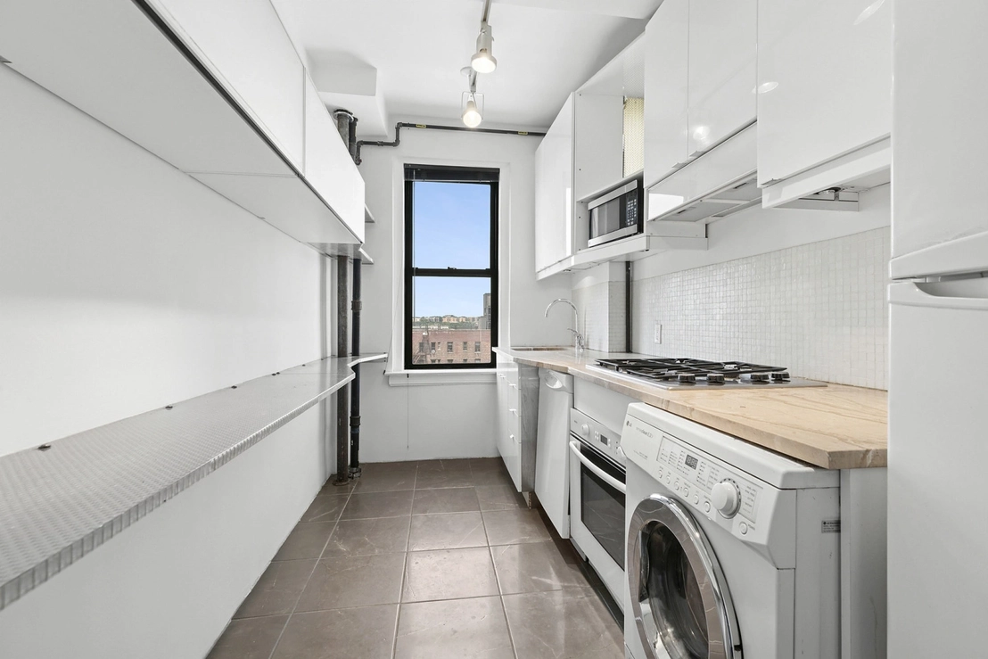 Photo of Unit 11C at 675 W END Avenue