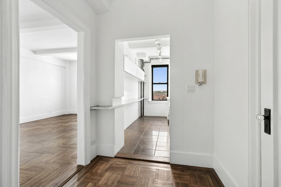 Photo of Unit 11C at 675 W END Avenue