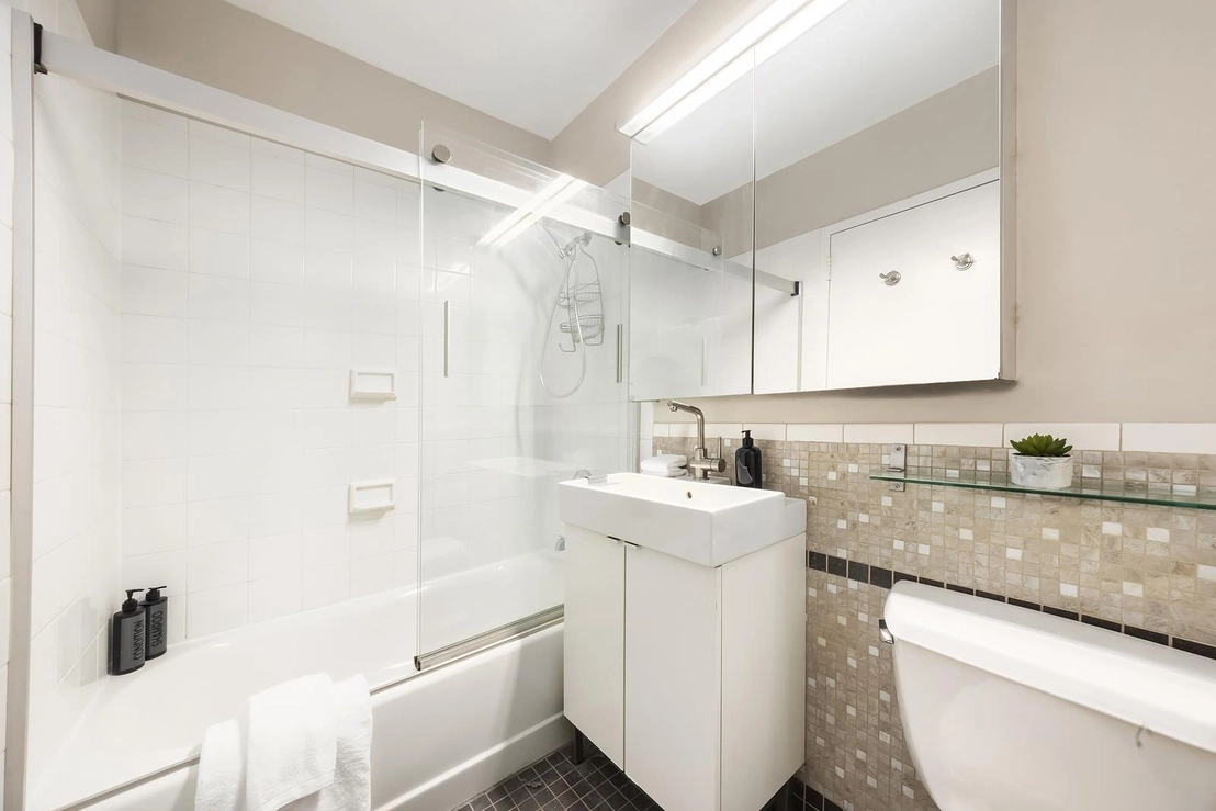 Photo of Unit 1112 at 99 JOHN Street