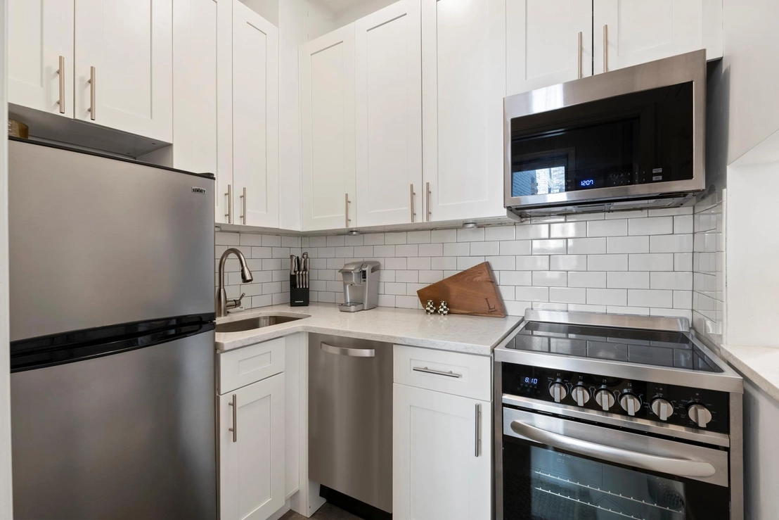 Photo of Unit 4F at 25 W 64TH Street