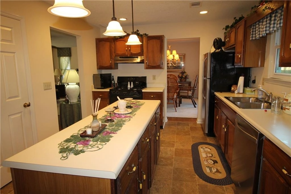 Kitchen at 1970 TOWNE MANOR Drive NW