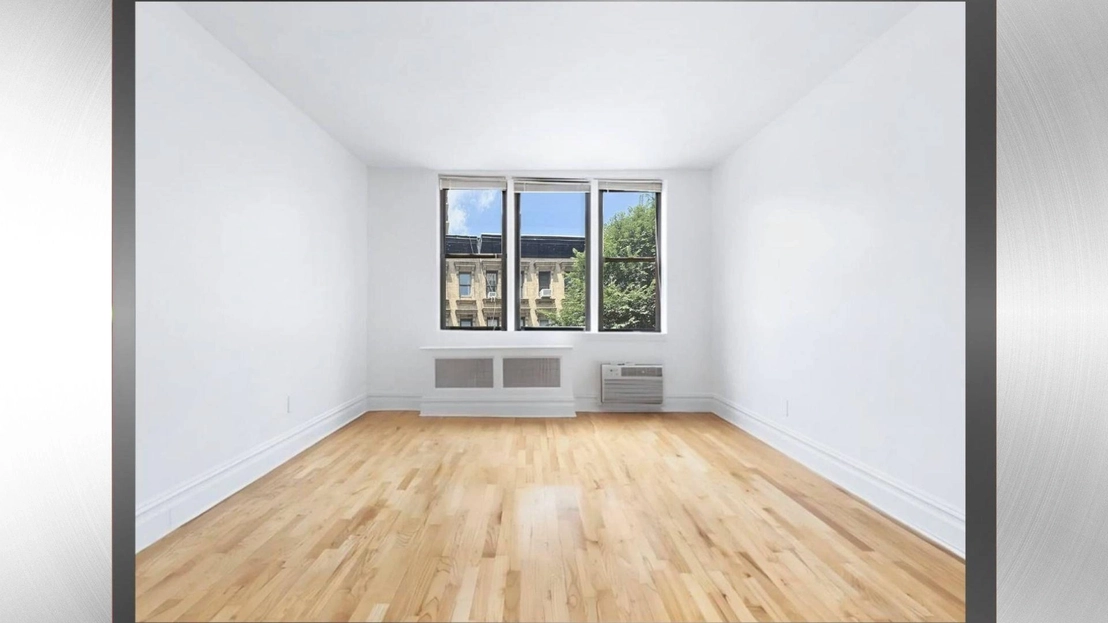 Photo of Unit 2B at 1628 2ND Avenue