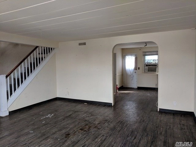 Empty Room at 499 N Terrace Ave