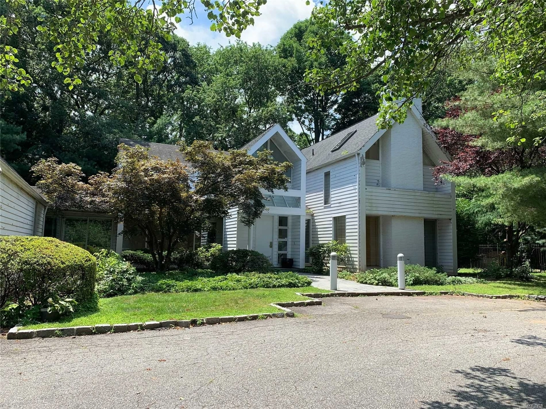 Outdoor, Streetview at 132 Old Westbury Road