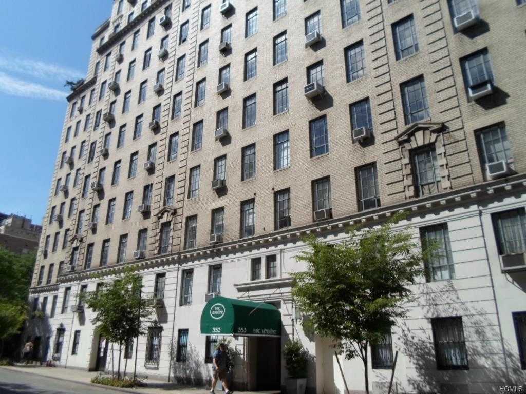 Photo of Unit 4N at 353 West 56th Street