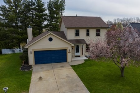 300 Stone Hedge Row Dr, Johnstown, OH