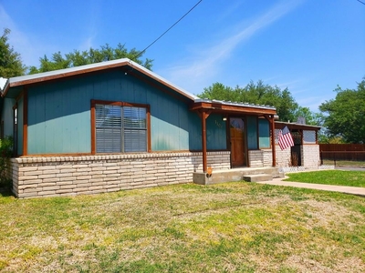 1106 Couch St, Ozona, TX