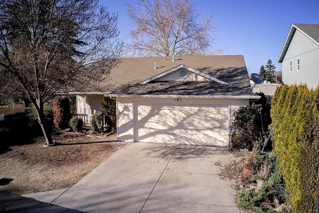 1320 Clearwater Dr, Medford, OR