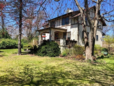 7 Oakland Dr, Patchogue, NY