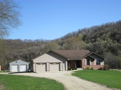 239 Valley View Dr, Dorchester, IA