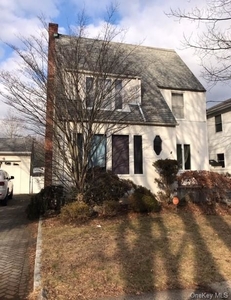 2 Yale St, Roslyn Heights, NY