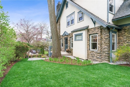 87 Valley Rd, Larchmont, NY