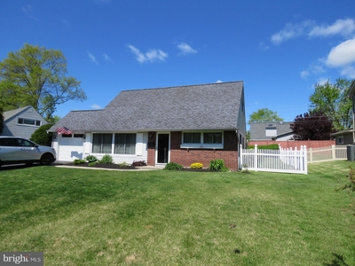 15 Towpath Rd, Levittown, PA
