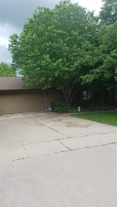2009 Waterford Dr, Coralville, IA