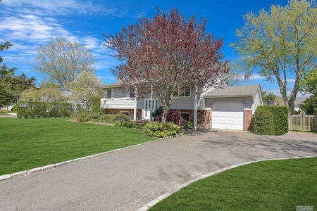 27 Country Greens Dr, Bellport, NY